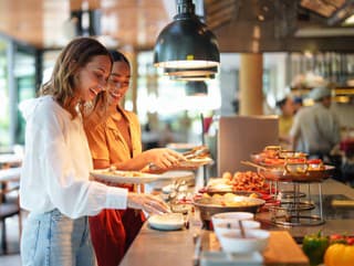 Koniec prepychovým švédskym stolom