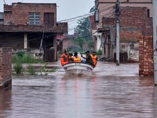 Pakistan evakuoval vyše pol