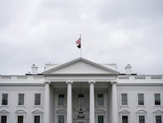 Biely dom pokračuje v