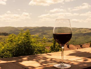 Krajšia postava vďaka červenému