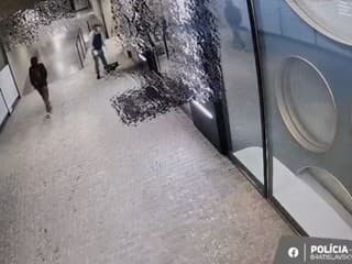 Páchatelia hodili kameň do