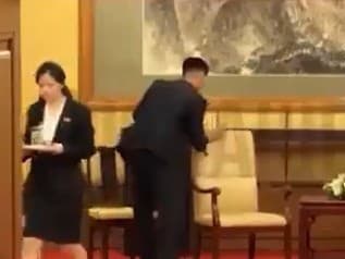 Zamestnanci Kim Čong-una čistia