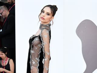 SEXI modelka v spoločnosti