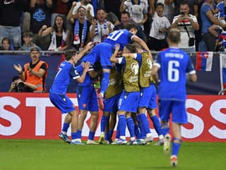 Slovenskí futbalisti oslavujú gól