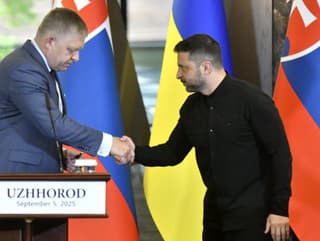 Na snímke zľava predseda