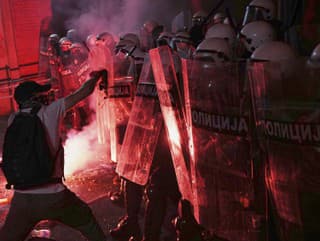 Krvavé protesty v Srbsku: