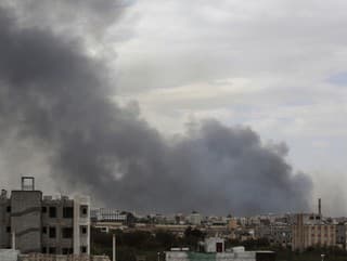 Dym po izraelských leteckých
