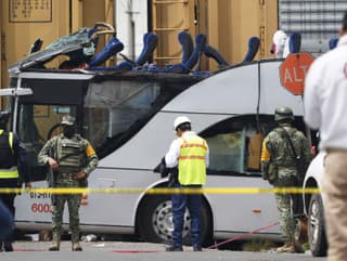 Náraz autobus totálne zdemoloval.