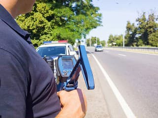 Mladý vodič jazdil cez