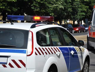 Muž s pokazeným autom