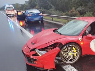 Nehoda luxusného športiaka! FOTO