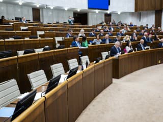 Poslanci začali rokovanie návrhom