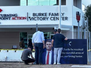 Baner Charlieho Kirka