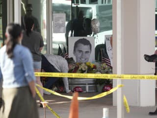 Sympatizanti vzdávajú úctu pri