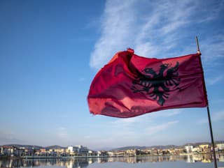 Opozícia v Albánsku kritizuje