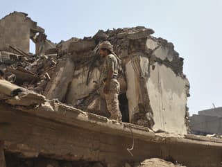 Jemenský muž si prezerá