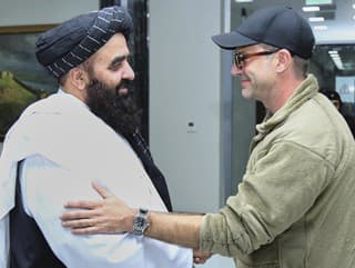 Amír Chán Muttakí (vľavo),