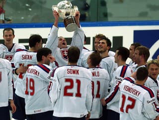 Slovenskí hokejisti s trofejou
