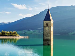 Ikonická veža v jazere: