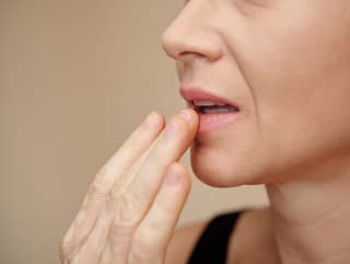 Chuť krvi v ústach?