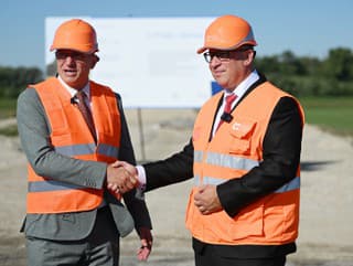 Vpravo minister dopravy Jozef