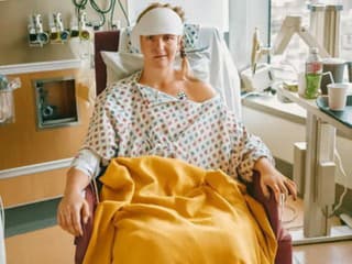 Mladá žena stratila sluch