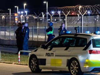 Policajti na letisku v