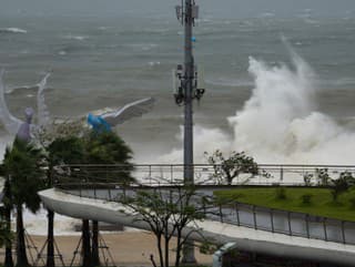 Supertajfún Ragasa zasiahol Hongkong: