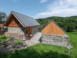 Schátranú stodolu pri Banskej