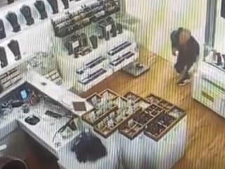 Polícia hľadá muža, ktorý