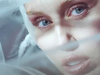 Miley Cyrus, video Secrets