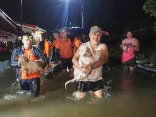 Zachráncovia evakuujú obyvateľov a