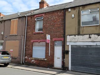 Trojizbový dom predávajú za