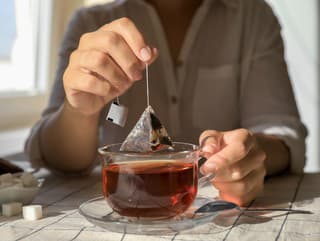 Nevyhadzujte vrecúška od čierneho