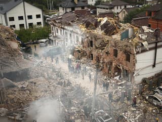 Ľudia na mieste bytového