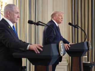 Donald Trump (vpravo) počas