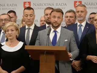 Hlas vracia úder: Šutaj