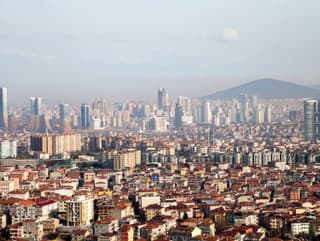 Istanbulom otriaslo stredne silné