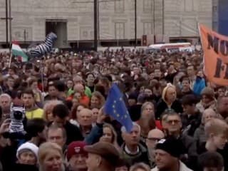 Deravé topánky pred úradom: