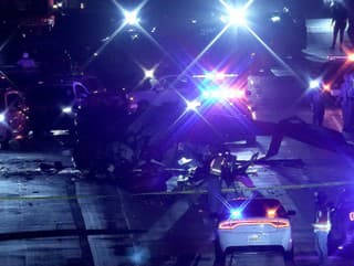 záchranári zasahujú pri troskách