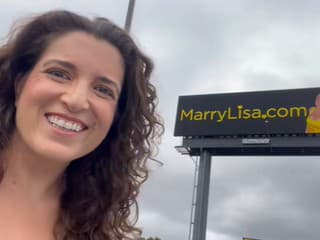 Zaplatila billboardy, aby našla