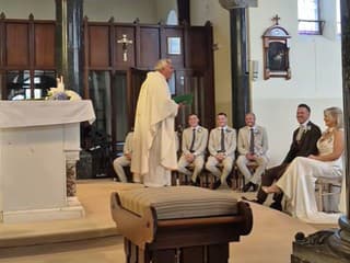 Kňaz začal uprostred modlitby