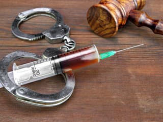 Muž kruto znásilnil a