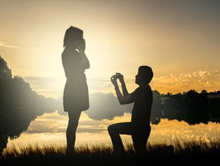 Slávny spevák (59) žiari