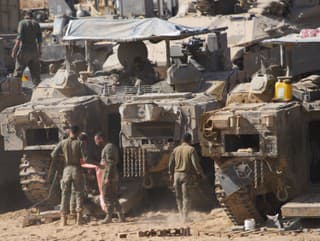 Izraelskí vojaci pracujú na