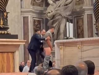 Muž sa vymočil uprostred