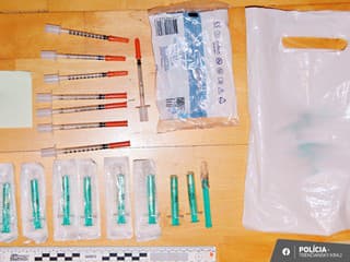 Polícia obvinila troch mužov