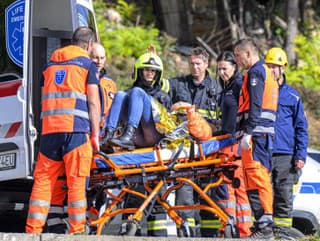 Na snímke príslušníci záchranných