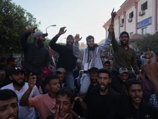 Ľudia vítajú oslobodených palestínskych