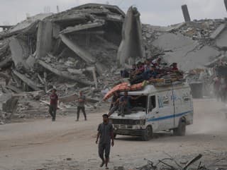 Vysídlení Palestínčania jazdia na